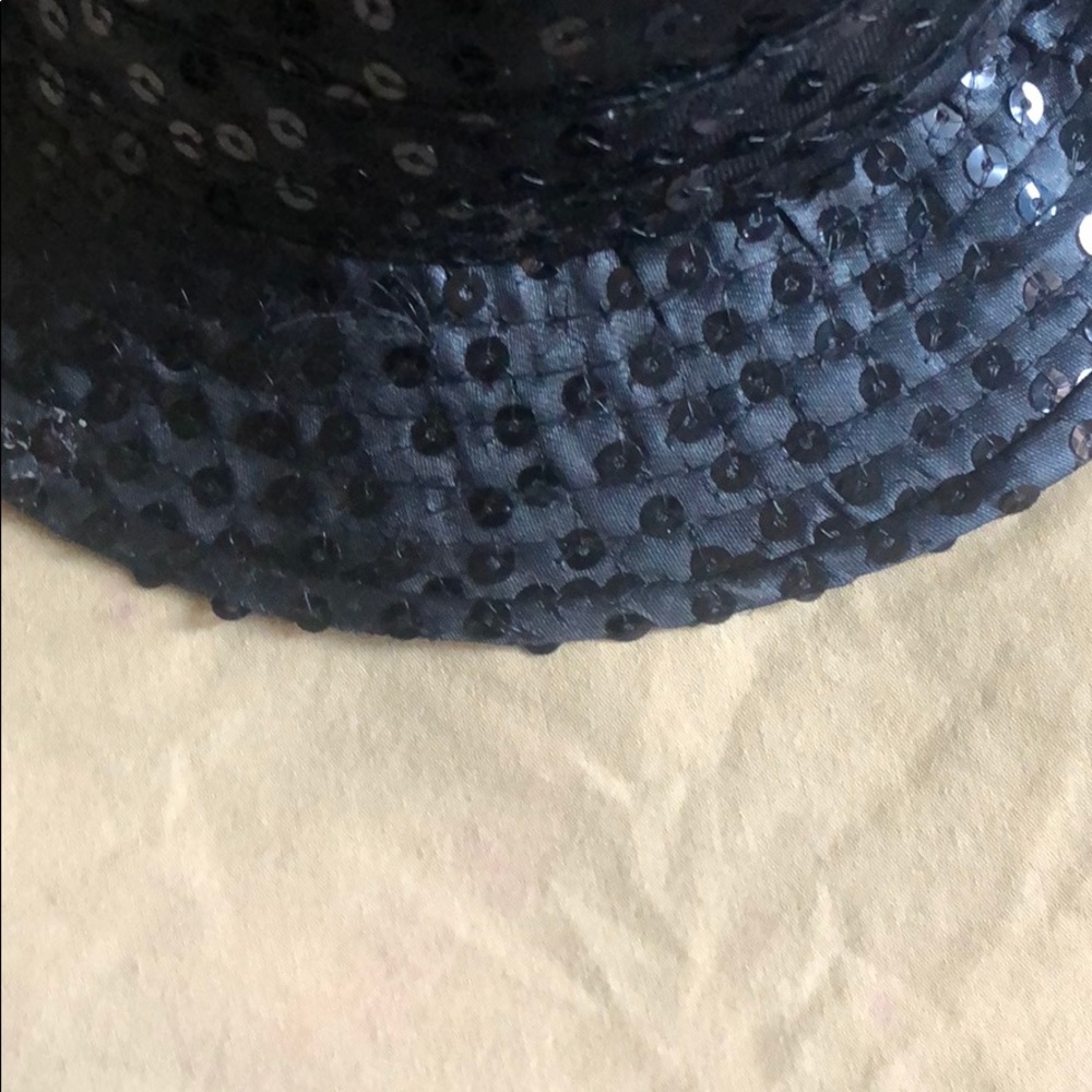A hat - Picture 4 of 4